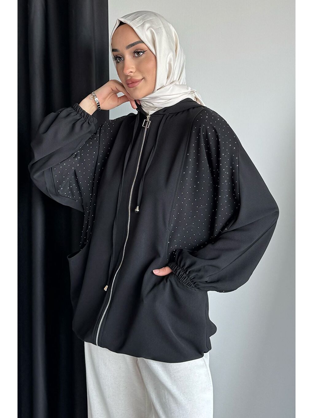 Siyah Kapüşonlu Taşlı Tesettür Kap
