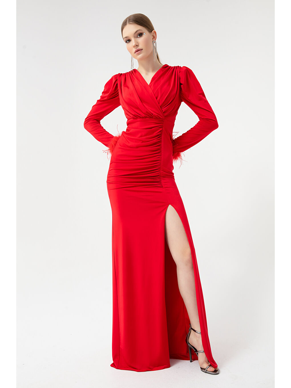 Kadın Kırmızı Kruvaze Yakalı Kolları Tüylü Yırtmaçlı Abiye-1