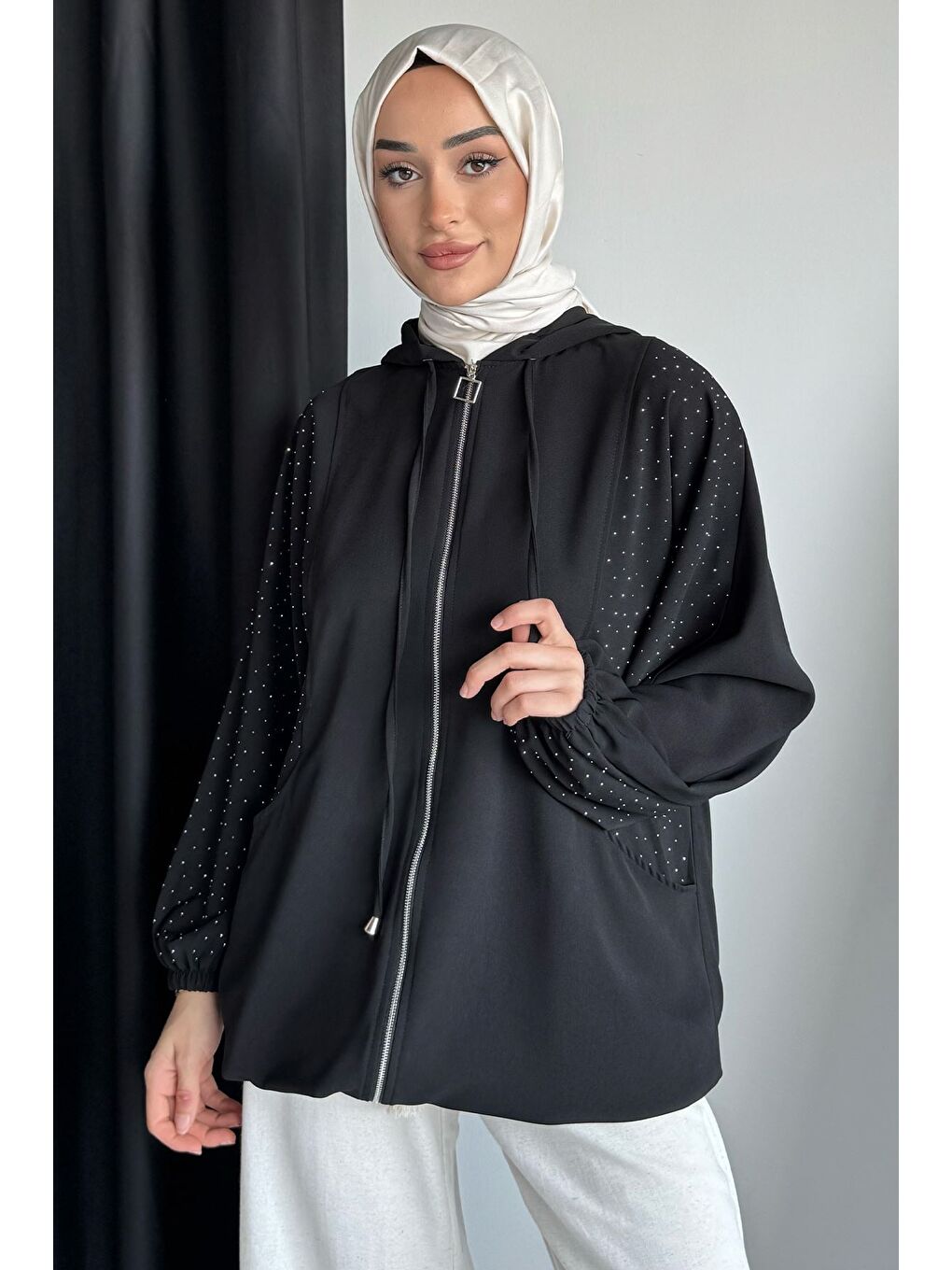 Siyah Kapüşonlu Taşlı Tesettür Kap-2
