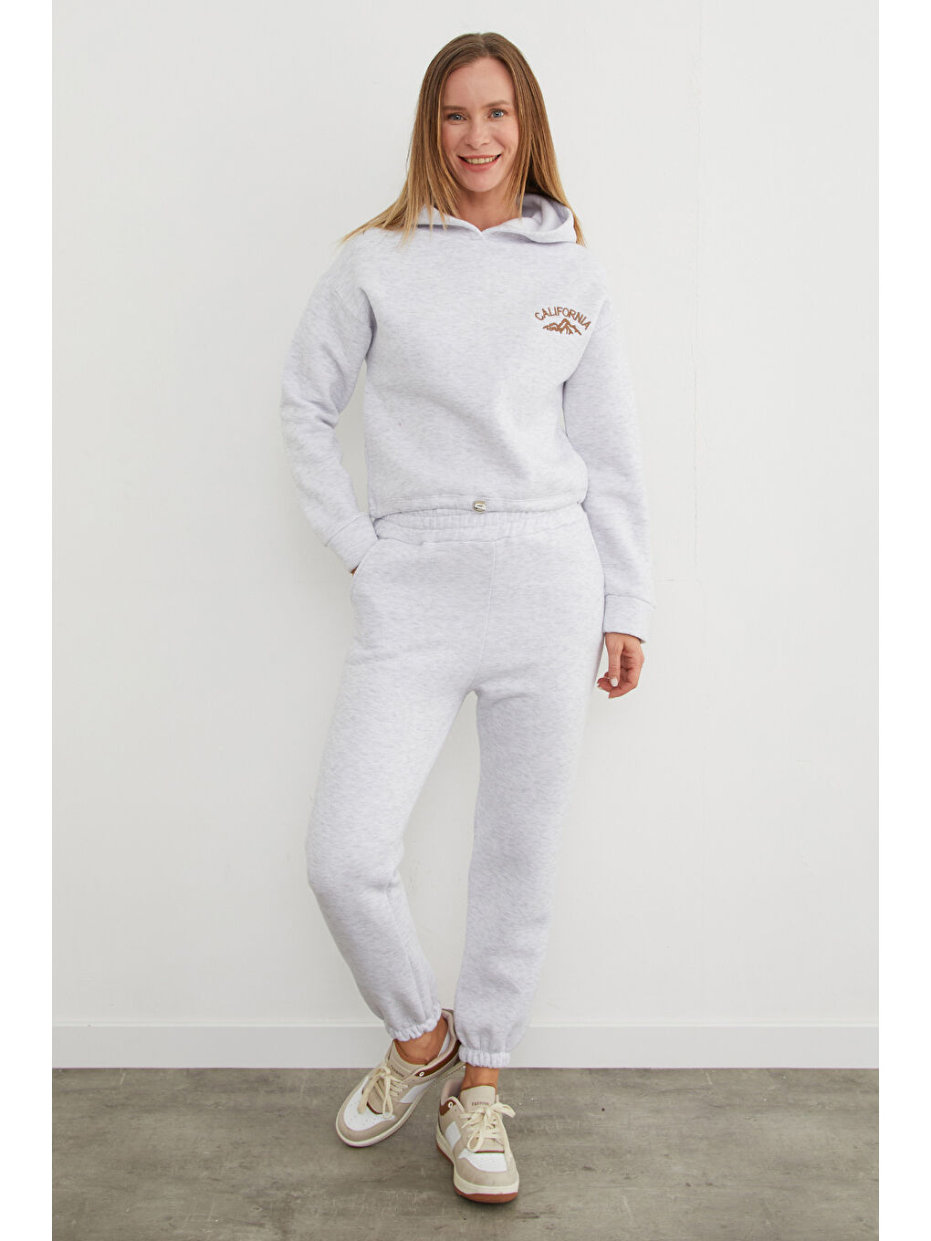 Gri 3 İplik California Nakışlı Kapüşonlu Jogger Takım-1