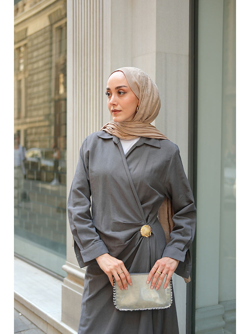 Gri Kadın Deniz Kabuğu Broşlu Elbise Füme-1