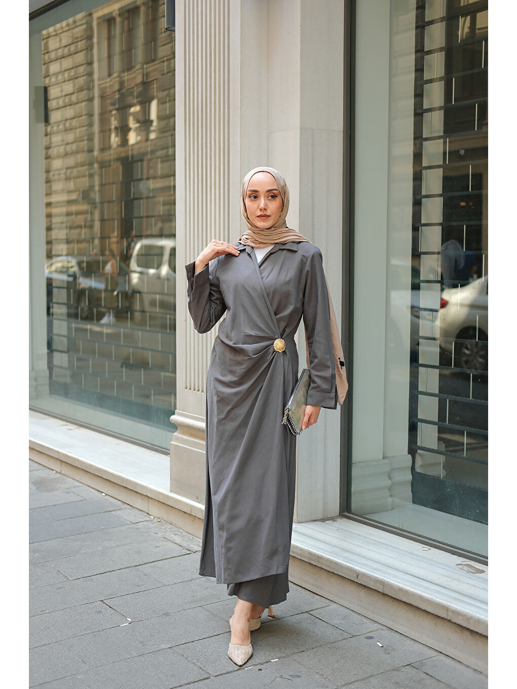 Gri Kadın Deniz Kabuğu Broşlu Elbise Füme-2