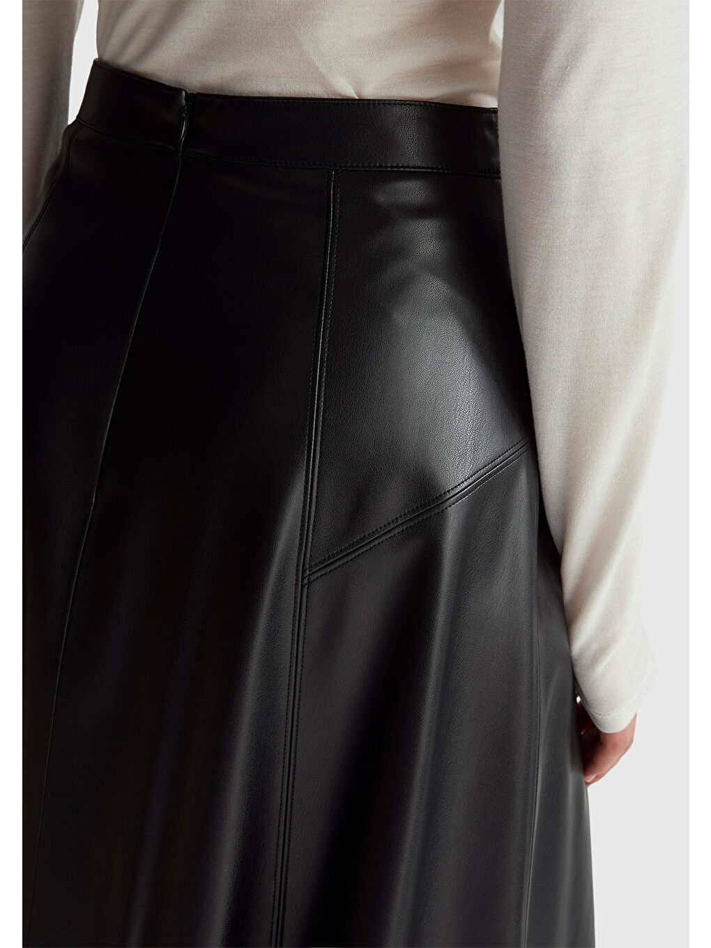 Kadın Siyah Yırtmaçlı Görünmez Fermuarlı Uzun Kloş Etek-5