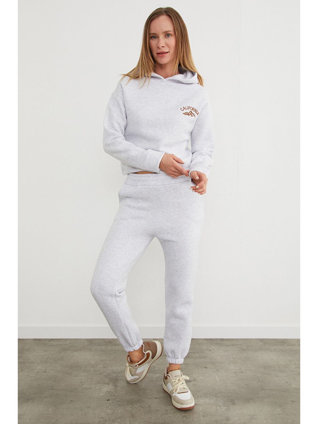 Gri 3 İplik California Nakışlı Kapüşonlu Jogger Takım-3