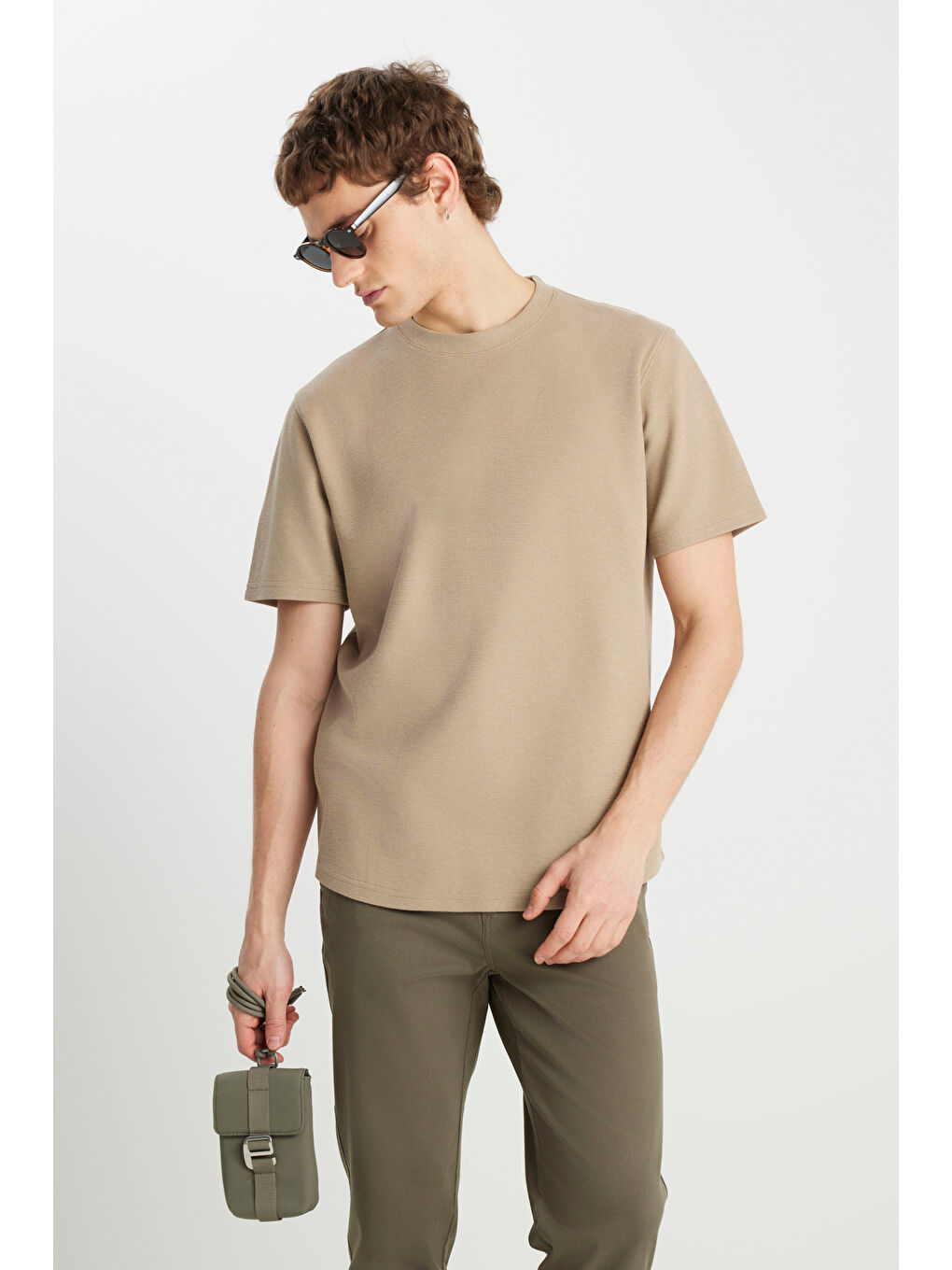 Relaxed Fit Geniş Kesim Bisiklet Yaka Bej Dokulu Basic Tişört-1