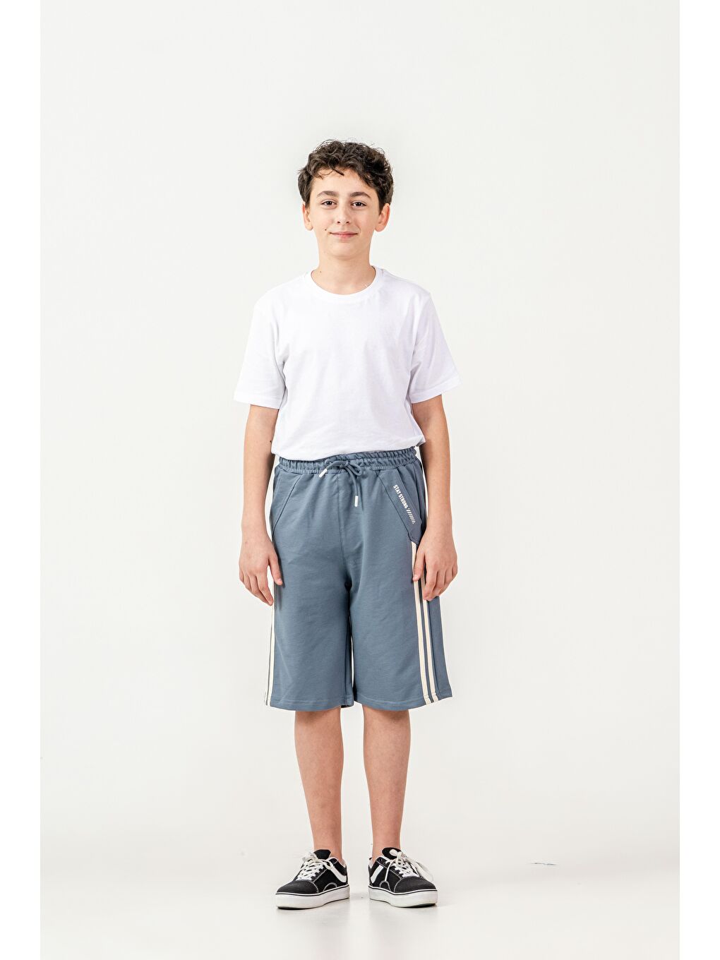 Gri Yanlar Çift Şerit Biyeli Sol Cep Kapağı Baskılı Erkek Çocuk Şort