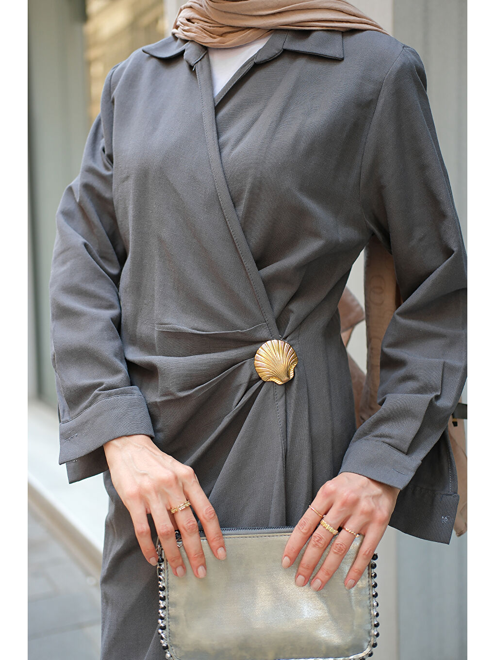 Gri Kadın Deniz Kabuğu Broşlu Elbise Füme-3