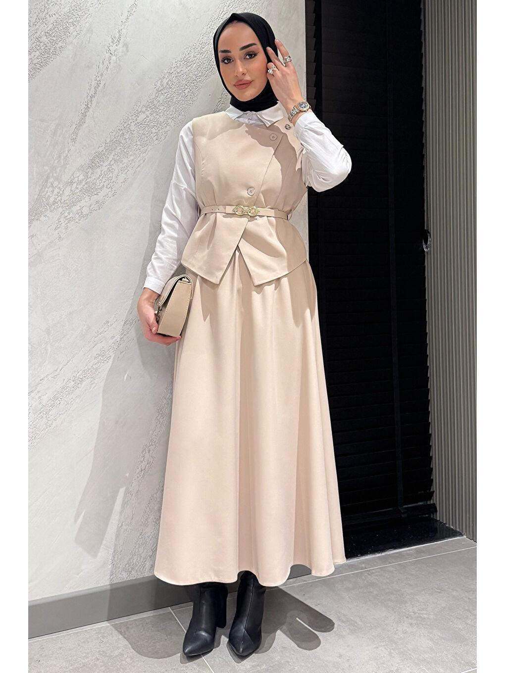 Bej Kadın Kemer Aksesuarlı Broşlu Yelek Etek Tesettür İkili Takım