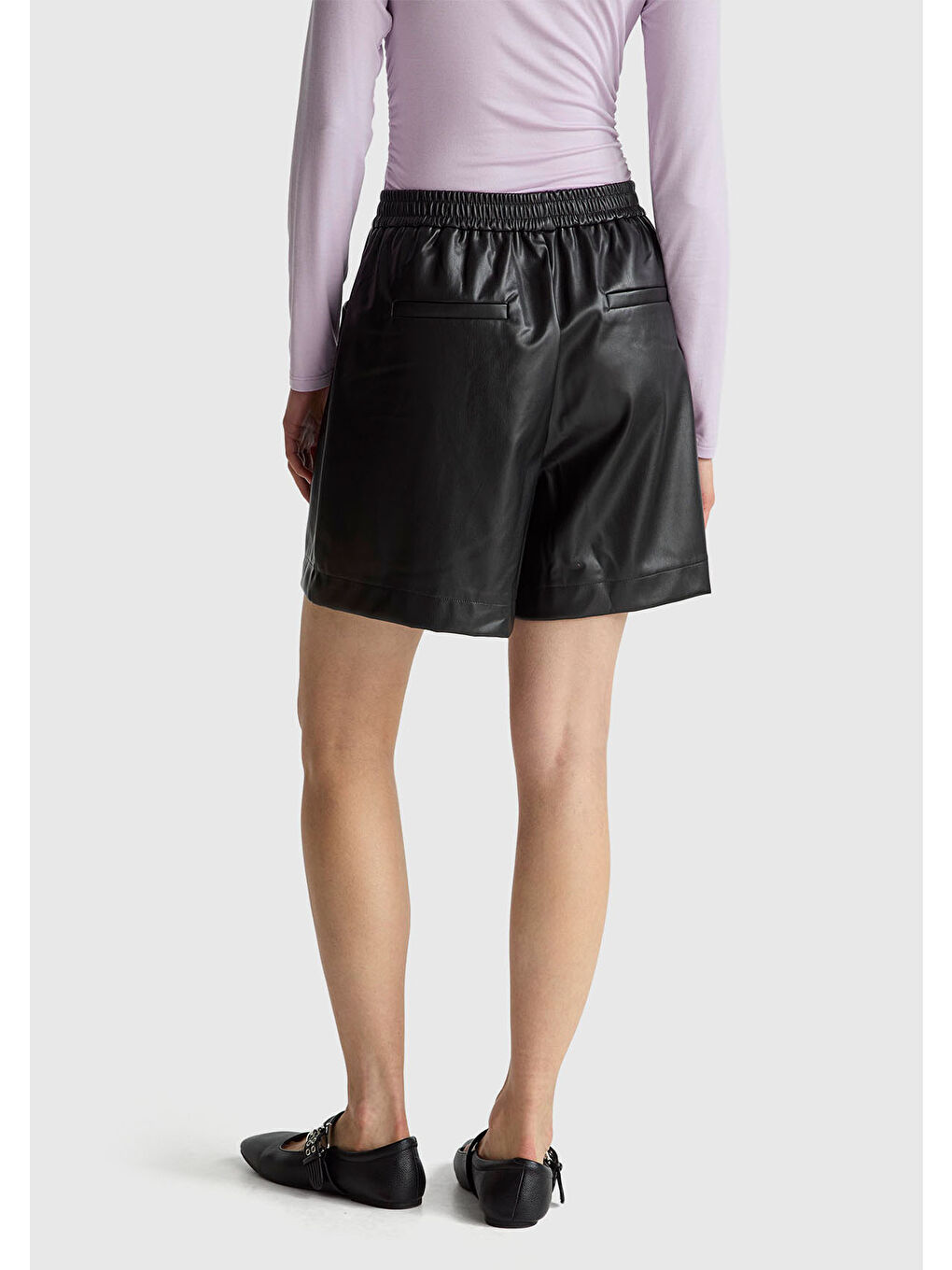 Kadın Siyah Deri Görünümlü Cep Detaylı Beli Lastikli Bermuda Şort-2