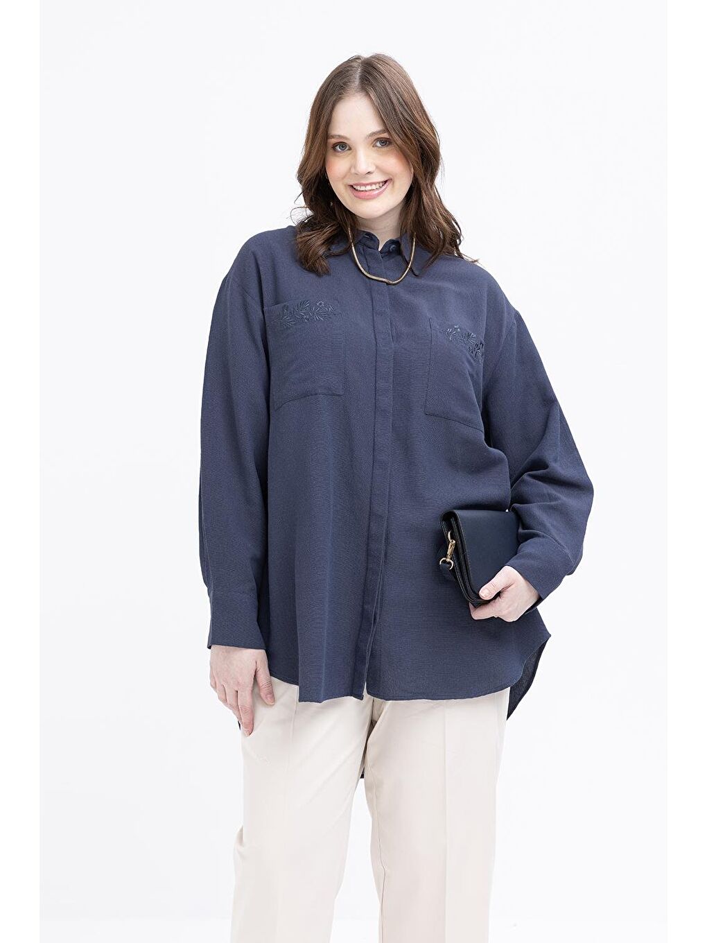 Beyaz İndigo-Cepli Nakış Detaylı Büyük Beden Keten Gömlek