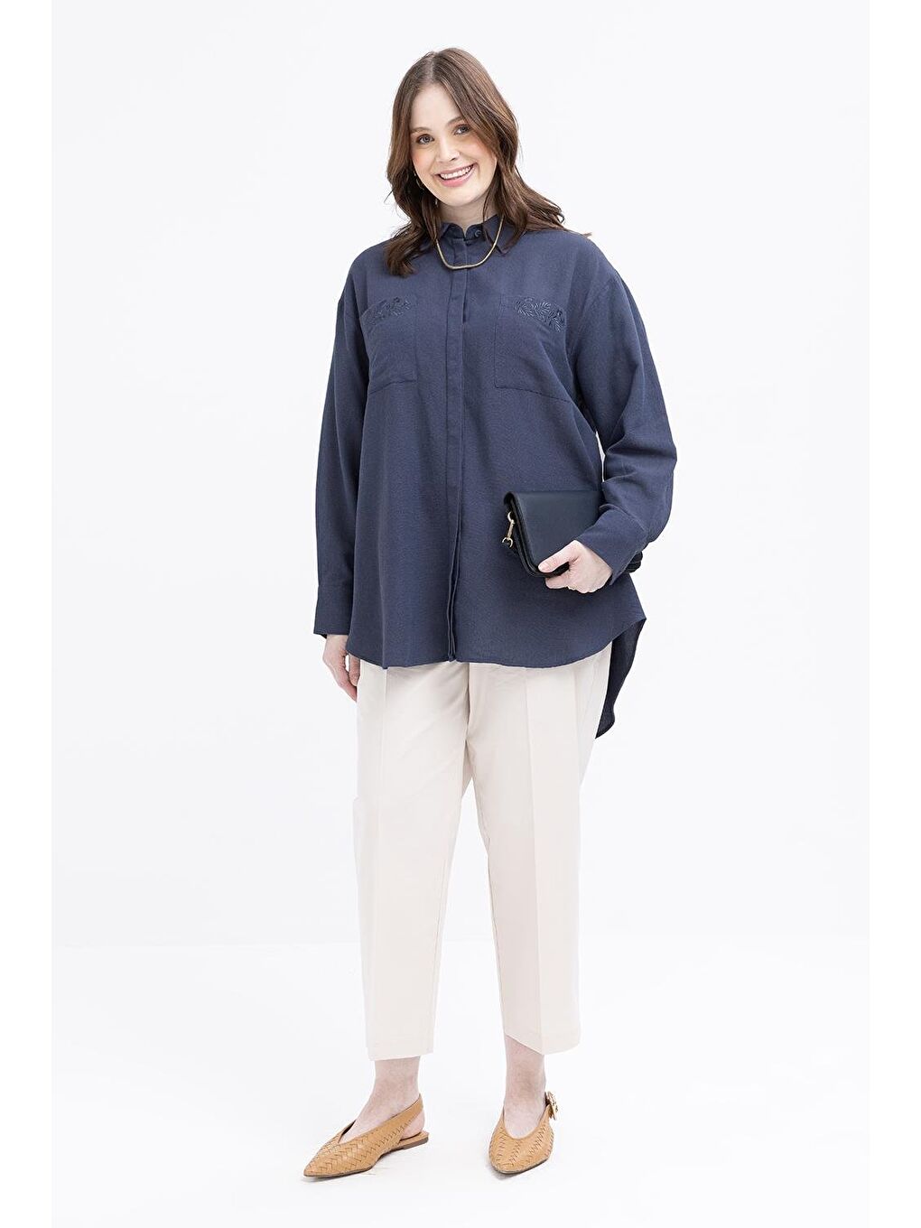 Beyaz İndigo-Cepli Nakış Detaylı Büyük Beden Keten Gömlek-1