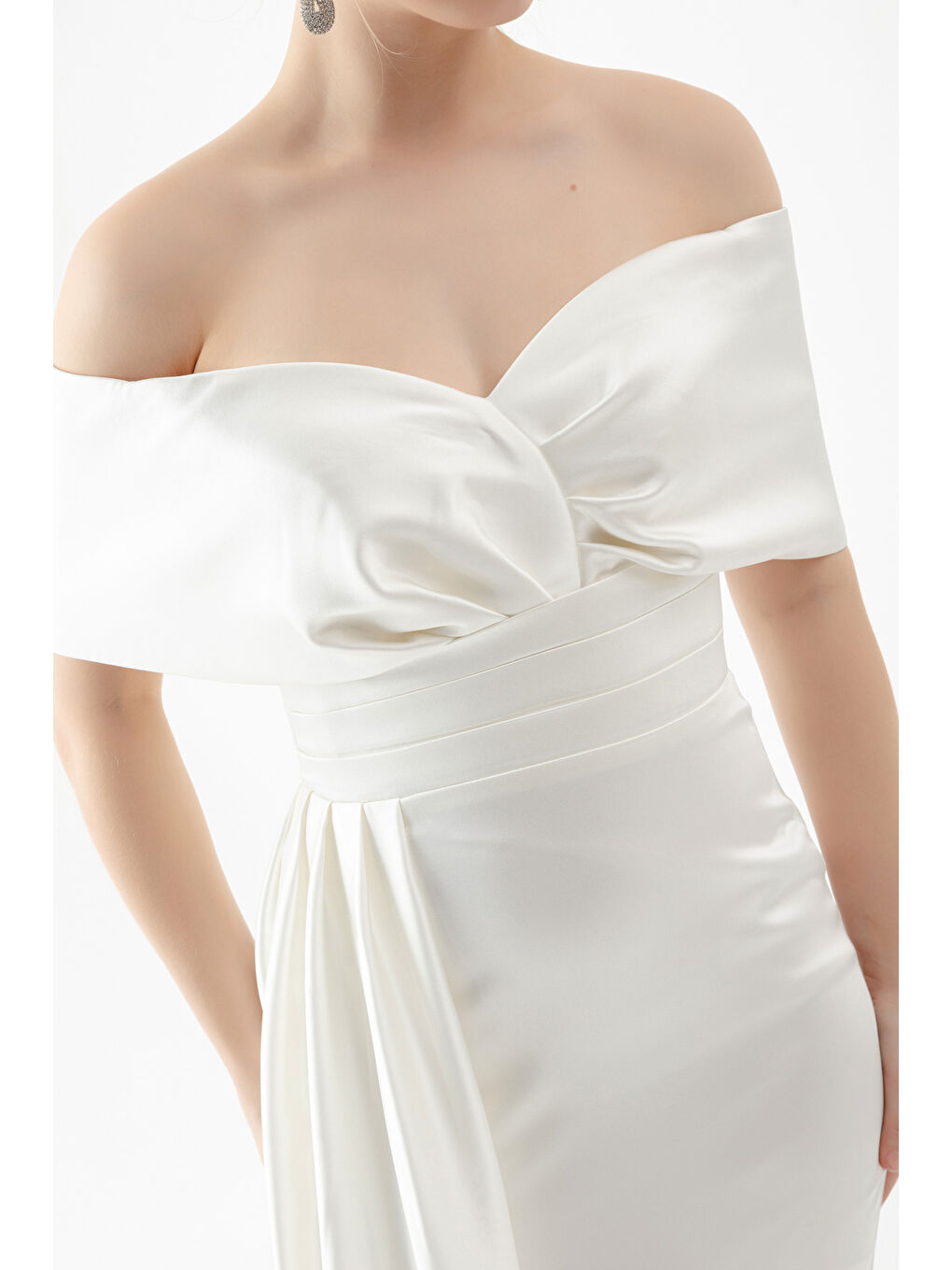 Kadın Beyaz Kayık Yaka Yırtmaçlı Uzun Abiye Elbise-3