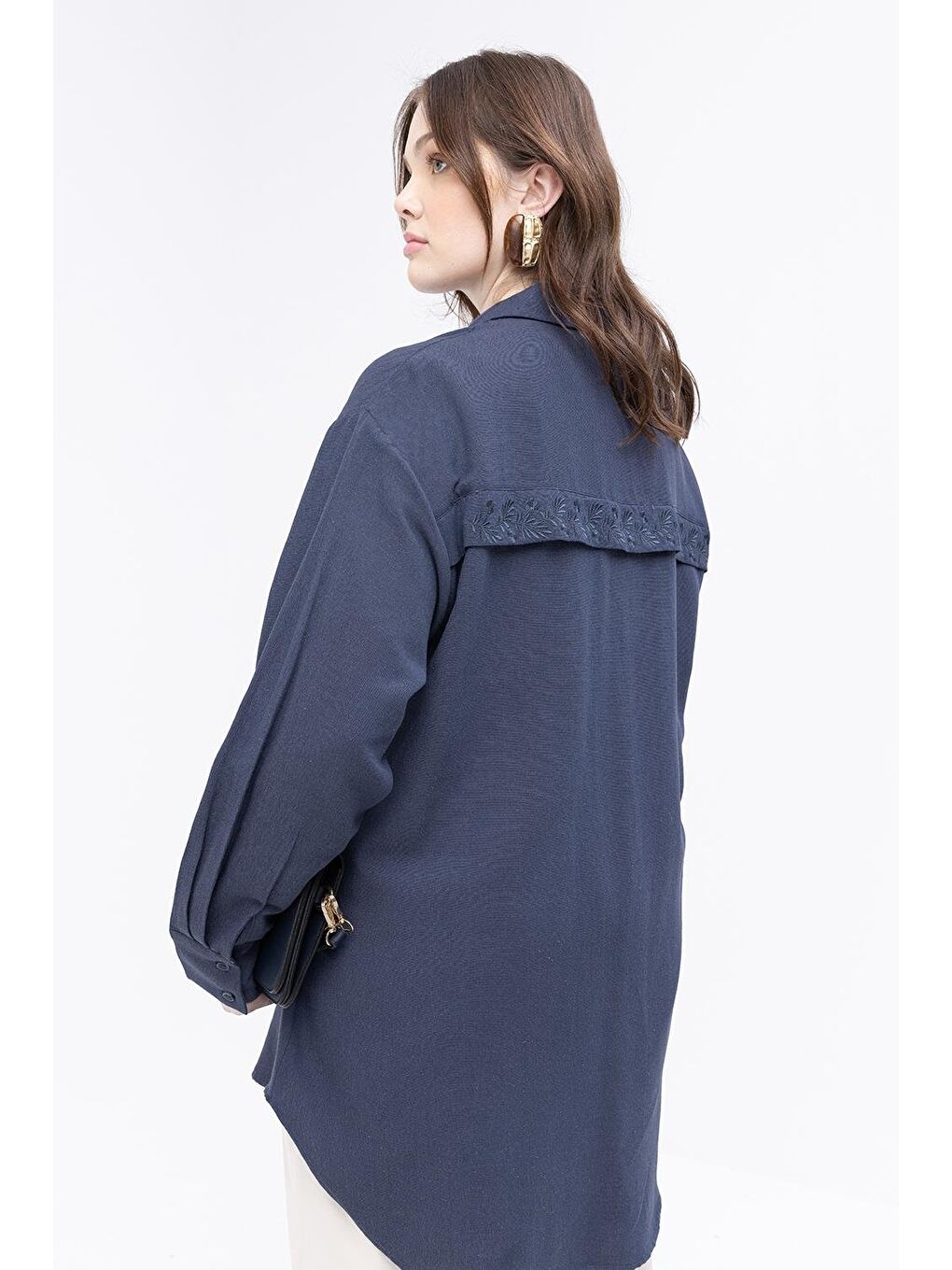 Beyaz İndigo-Cepli Nakış Detaylı Büyük Beden Keten Gömlek-4