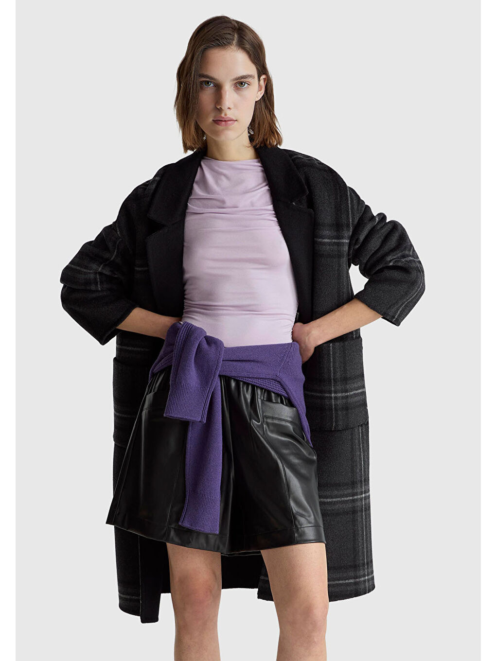 Kadın Siyah Deri Görünümlü Cep Detaylı Beli Lastikli Bermuda Şort-4