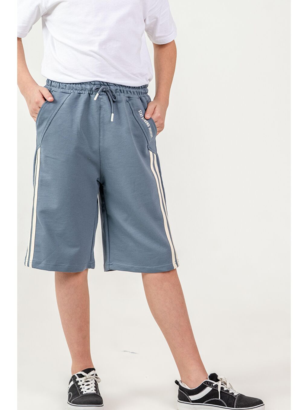 Gri Yanlar Çift Şerit Biyeli Sol Cep Kapağı Baskılı Erkek Çocuk Şort-1