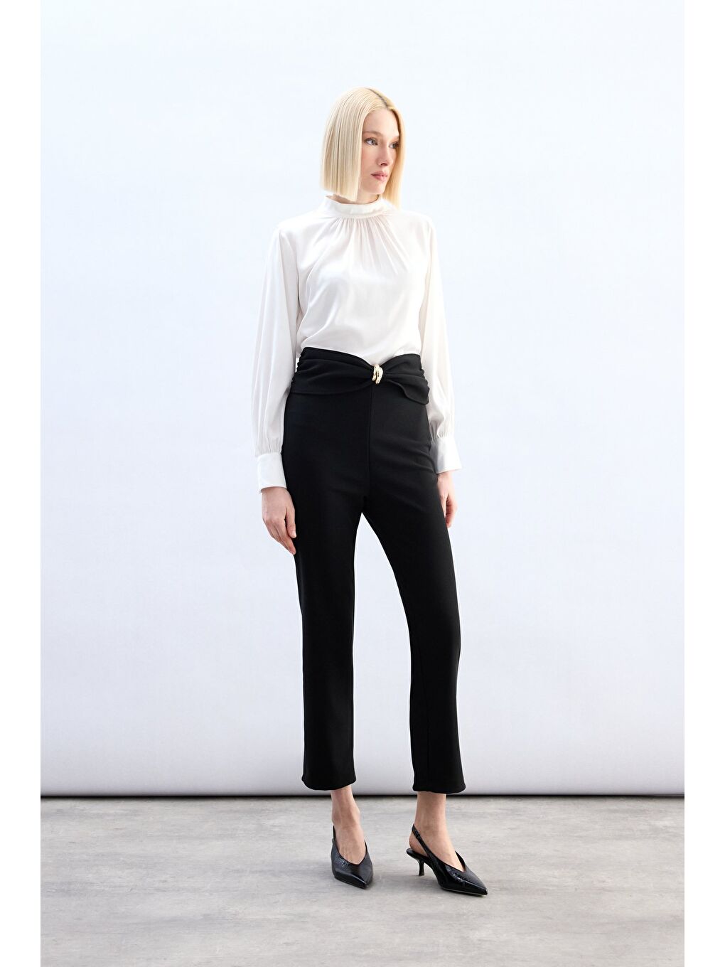 Bel Aksesuarlı Pantolon - Siyah