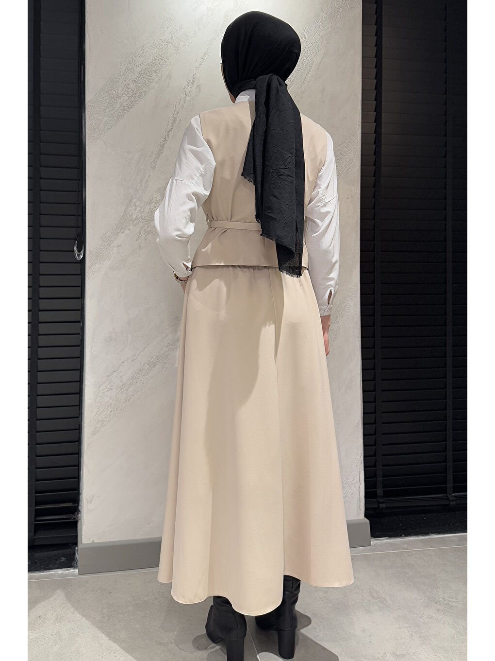 Bej Kadın Kemer Aksesuarlı Broşlu Yelek Etek Tesettür İkili Takım-8