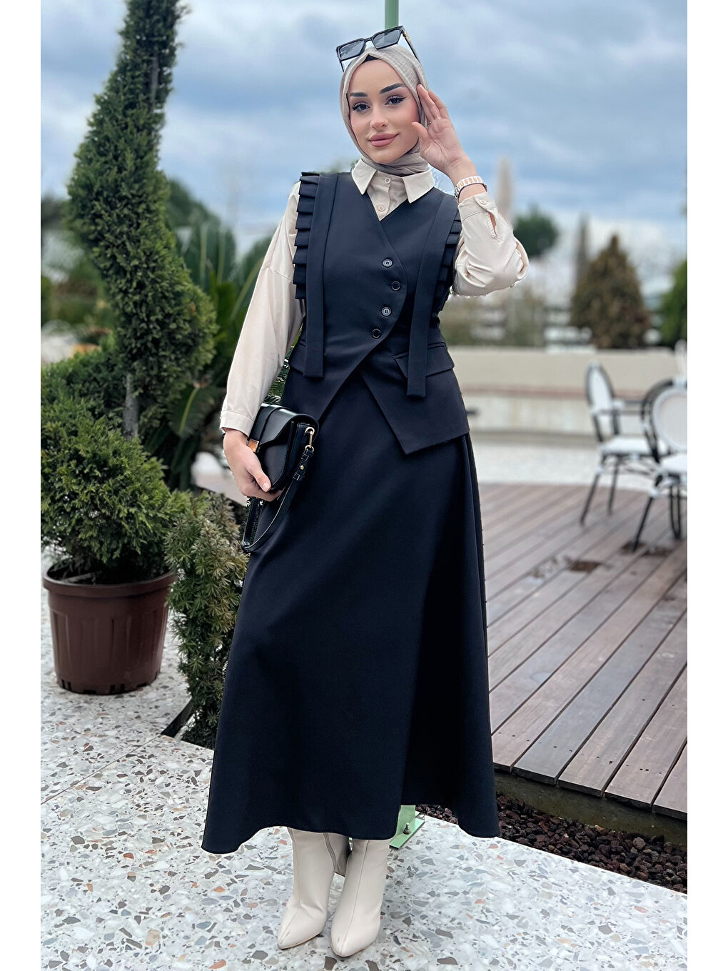 Siyah Kadın Omuz Fırfırlı Yelek Etek Tesettür İkili Takım