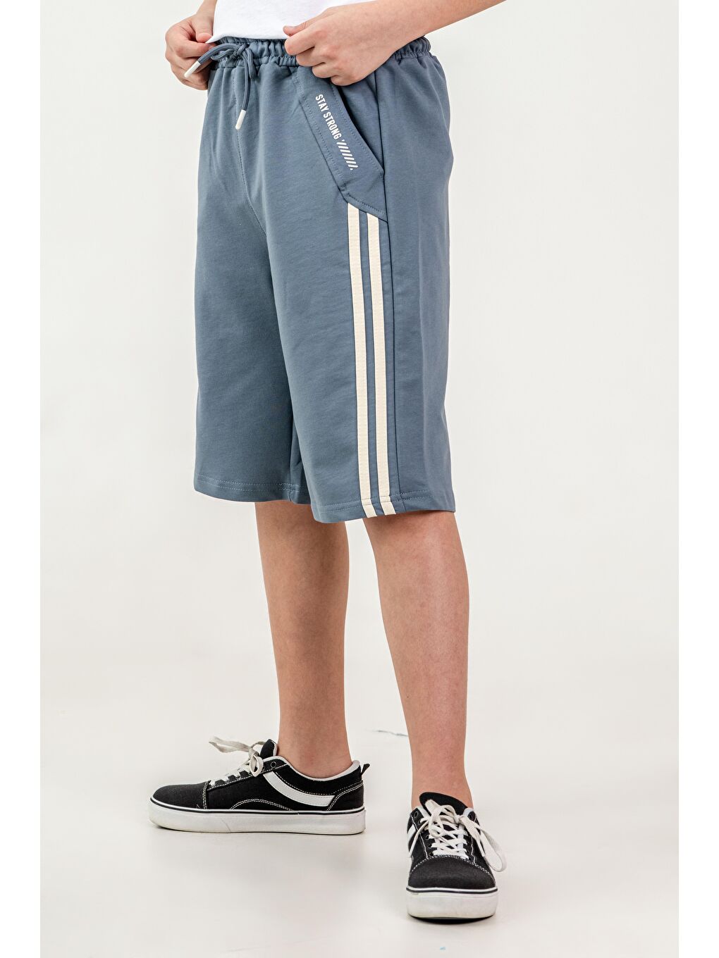 Gri Yanlar Çift Şerit Biyeli Sol Cep Kapağı Baskılı Erkek Çocuk Şort-2