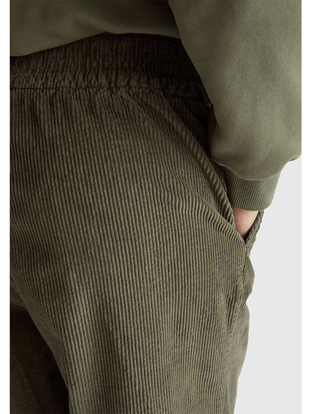 Kadın Haki Pamuk Karışımlı Arkası Lastikli Cepli Geniş Paça Kadife Pantolon-5