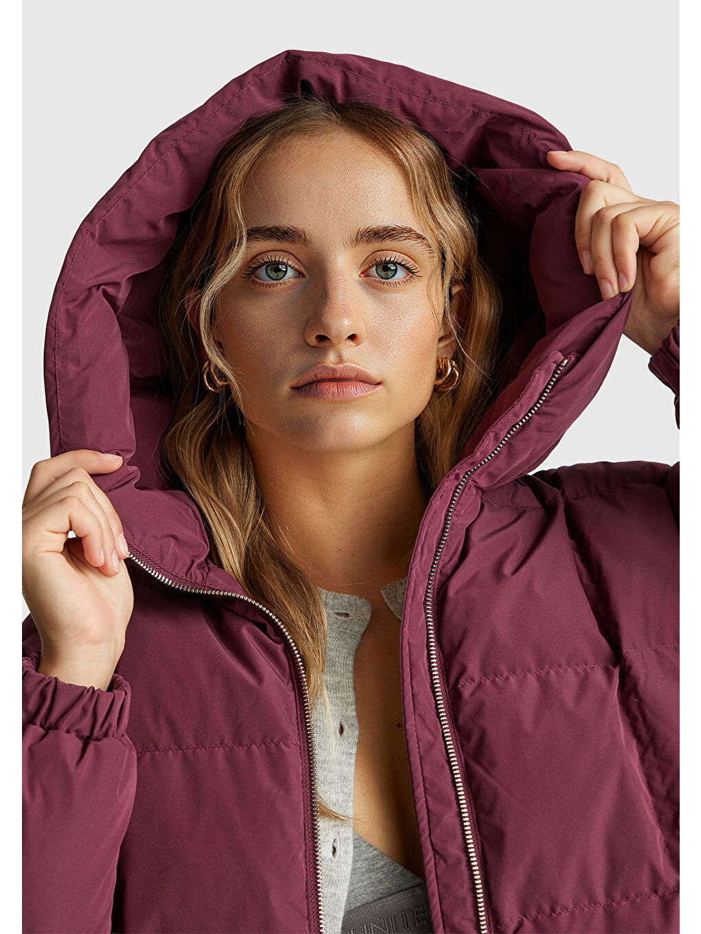 Kadın Mürdüm Kuş Tüyü Kapüşonlu Fermuarlı Kolu Lastikli Şişme Mont-5