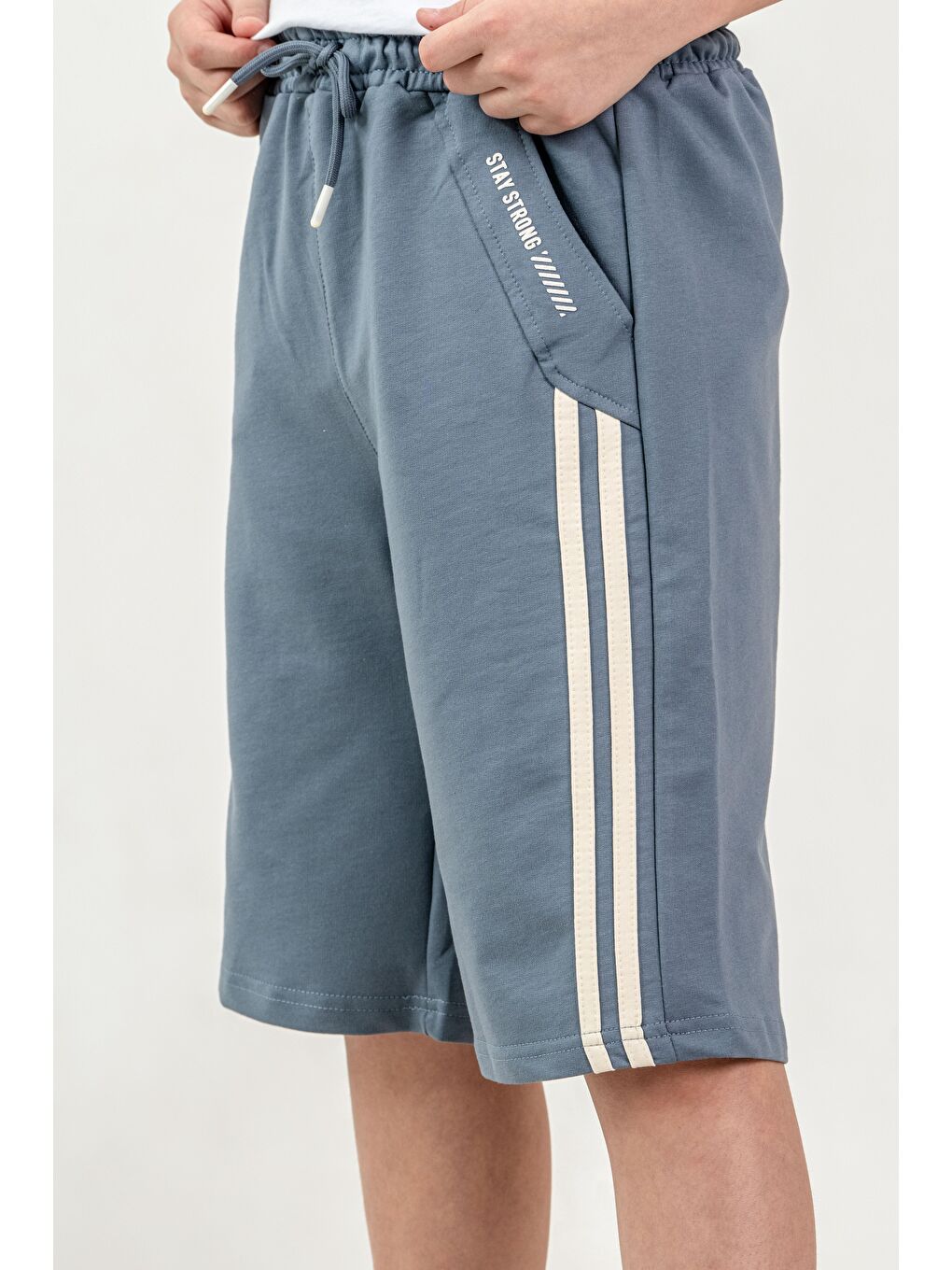 Gri Yanlar Çift Şerit Biyeli Sol Cep Kapağı Baskılı Erkek Çocuk Şort-3