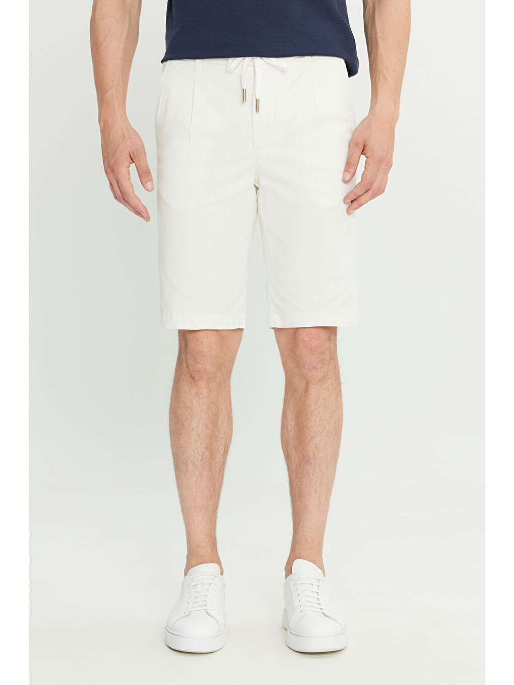 Erkek Beyaz Pamuklu Slim Fit Dar Kesim Beli Bağlamalı Yan Cepli Esnek Şort