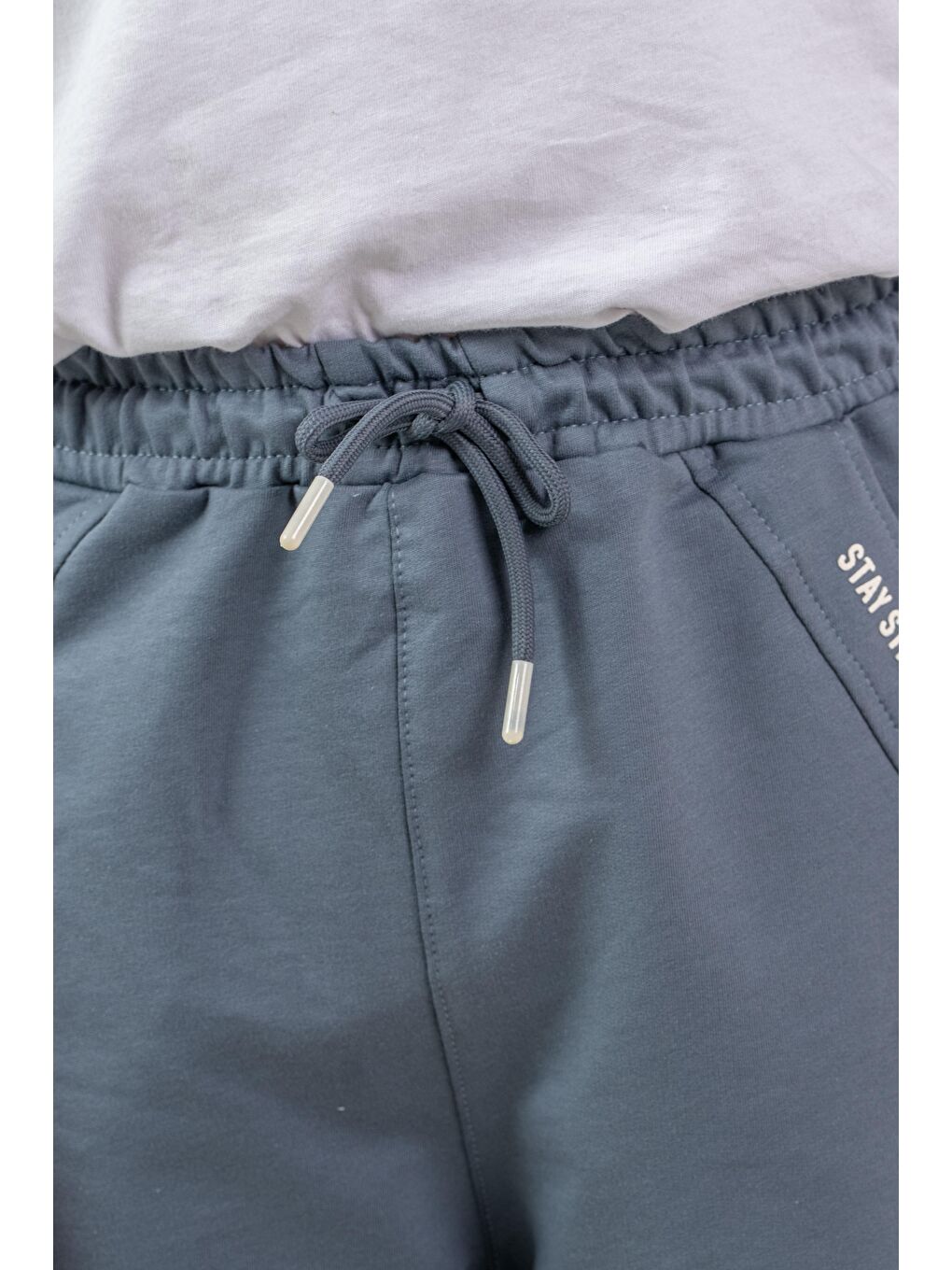 Gri Yanlar Çift Şerit Biyeli Sol Cep Kapağı Baskılı Erkek Çocuk Şort-4