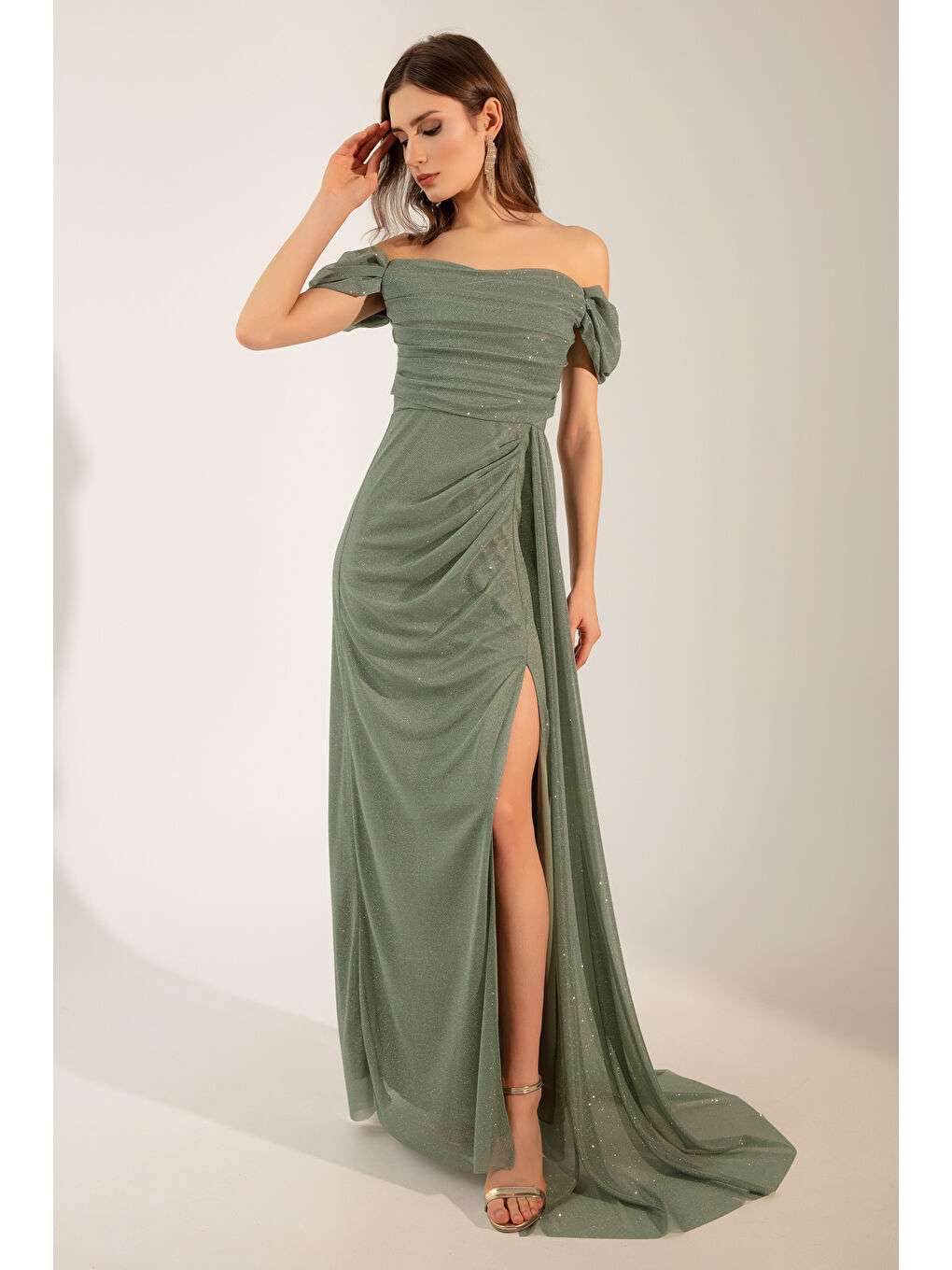 Kadın Mint Yeşili Kayık Yaka Drapeli Yırtmaçlı Uzun Simli Abiye Elbise