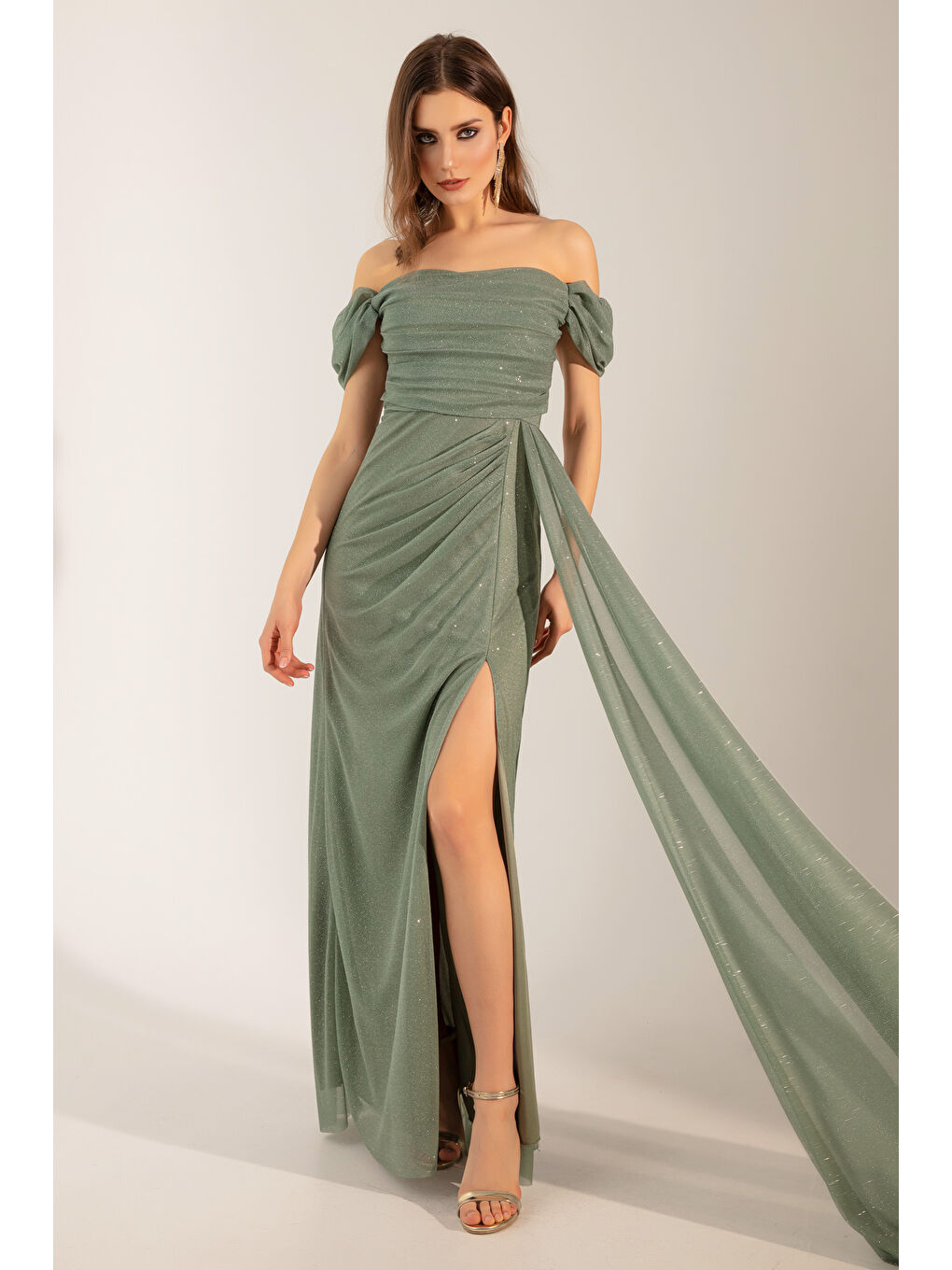 Kadın Mint Yeşili Kayık Yaka Drapeli Yırtmaçlı Uzun Simli Abiye Elbise-1