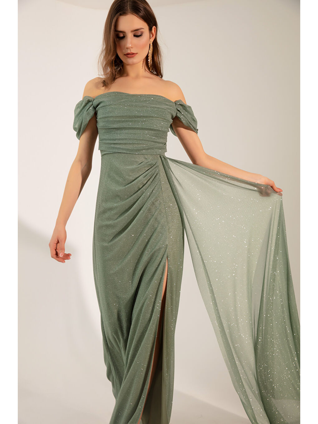 Kadın Mint Yeşili Kayık Yaka Drapeli Yırtmaçlı Uzun Simli Abiye Elbise-2