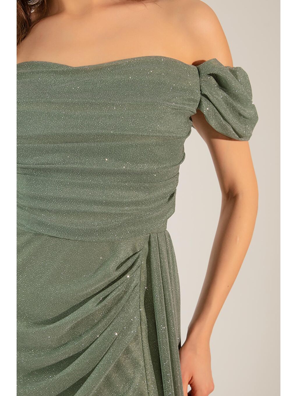 Kadın Mint Yeşili Kayık Yaka Drapeli Yırtmaçlı Uzun Simli Abiye Elbise-3