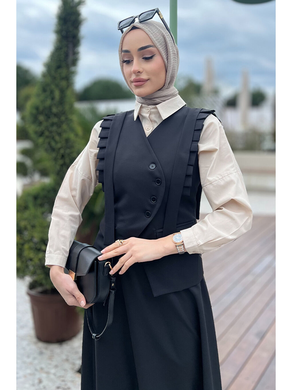 Siyah Kadın Omuz Fırfırlı Yelek Etek Tesettür İkili Takım-3