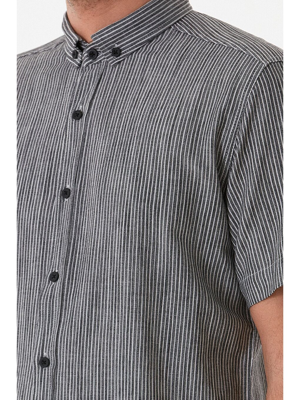 Siyah Çizgili Düğmeli Kısa Kollu Gömlek-4
