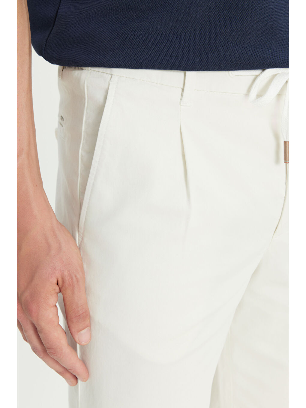 Erkek Beyaz Pamuklu Slim Fit Dar Kesim Beli Bağlamalı Yan Cepli Esnek Şort-3