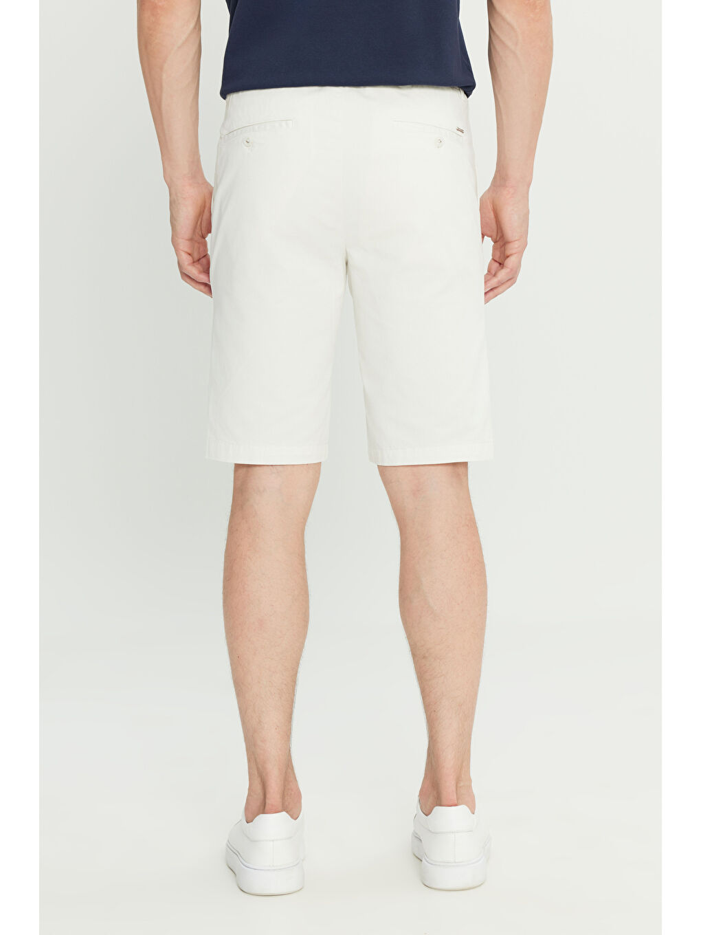 Erkek Beyaz Pamuklu Slim Fit Dar Kesim Beli Bağlamalı Yan Cepli Esnek Şort-4