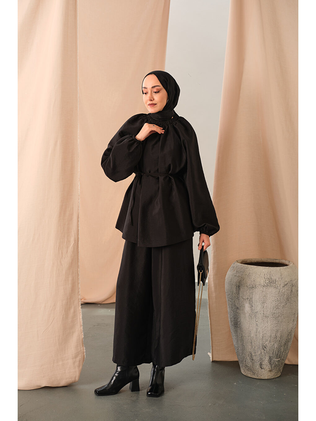 Kadın Yakası Lastik Detaylı Takım Siyah