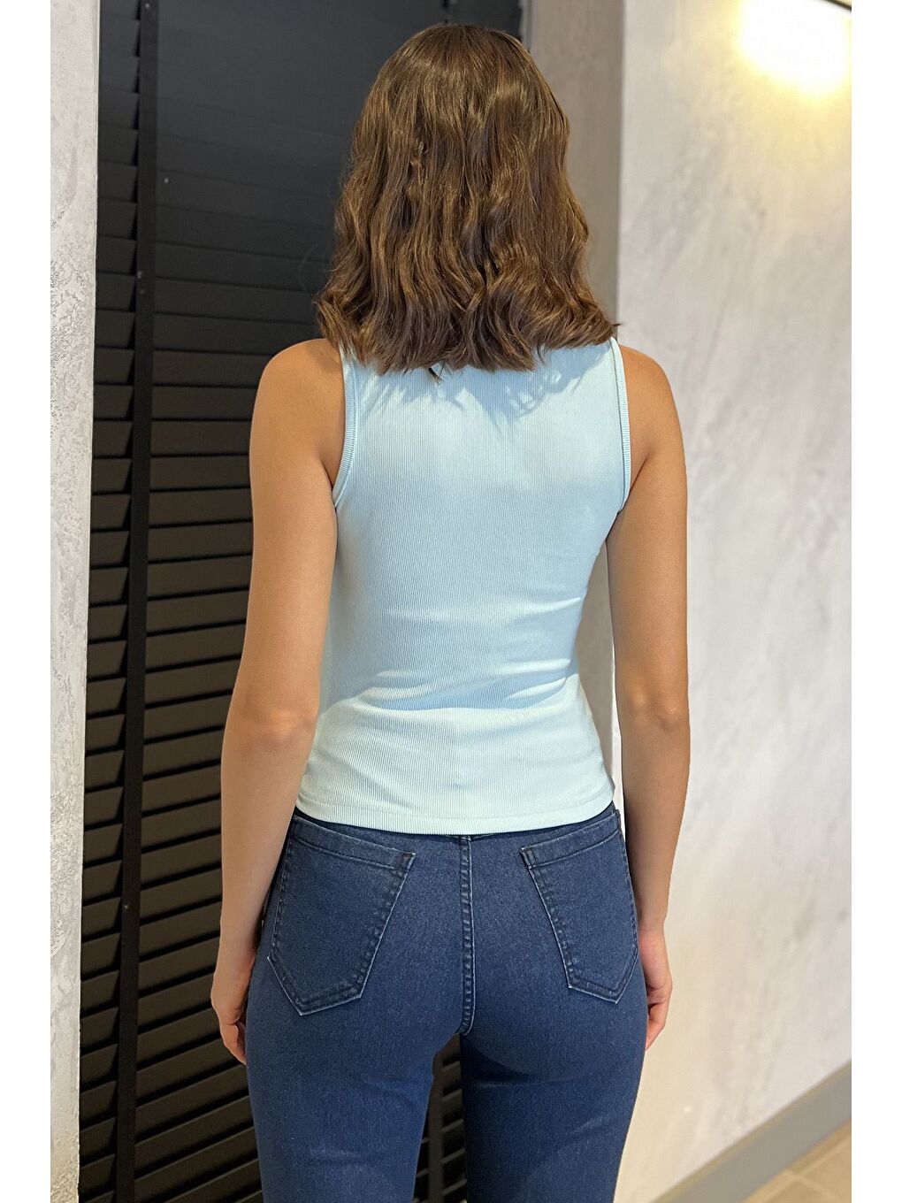 Mavi Yan Büzgülü Düğme Detaylı Sıfır Kol Bluz-2