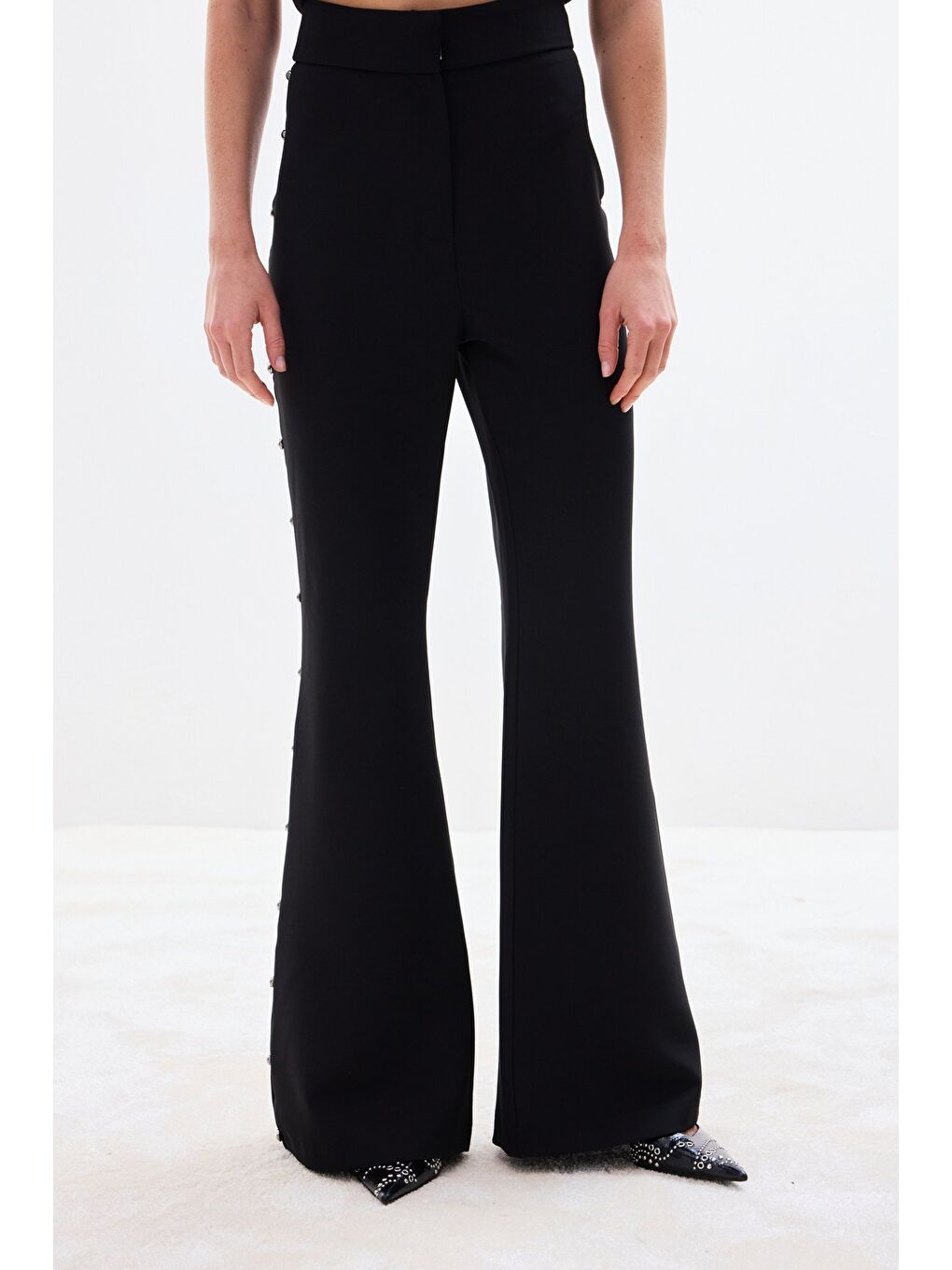 Yanları İnci Aksesuarlı Pantolon - Siyah-5