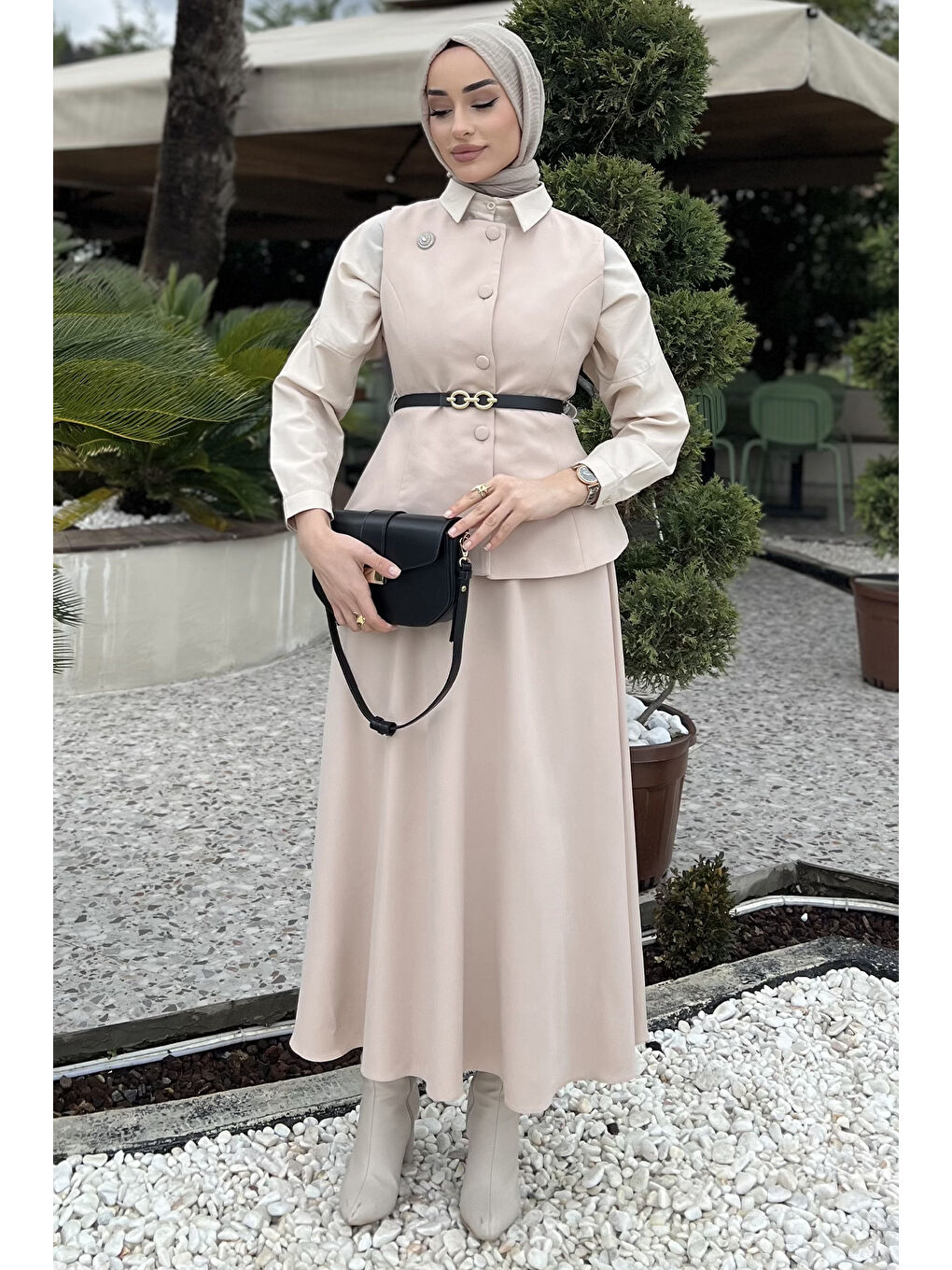 Bej Kadın Kemer Ve Broş Detaylı Yelek Etek Tesettür İkili Takım