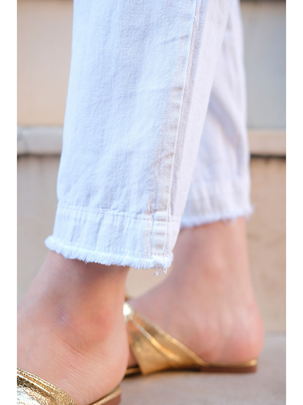 Kadın Paçası Parçalı Ham Pantolon Beyaz-4