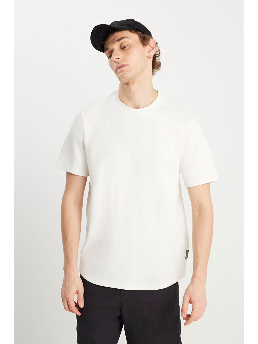 Relaxed Fit Geniş Kesim Bisiklet Yaka Ekru Dokulu Basic Tişört-3