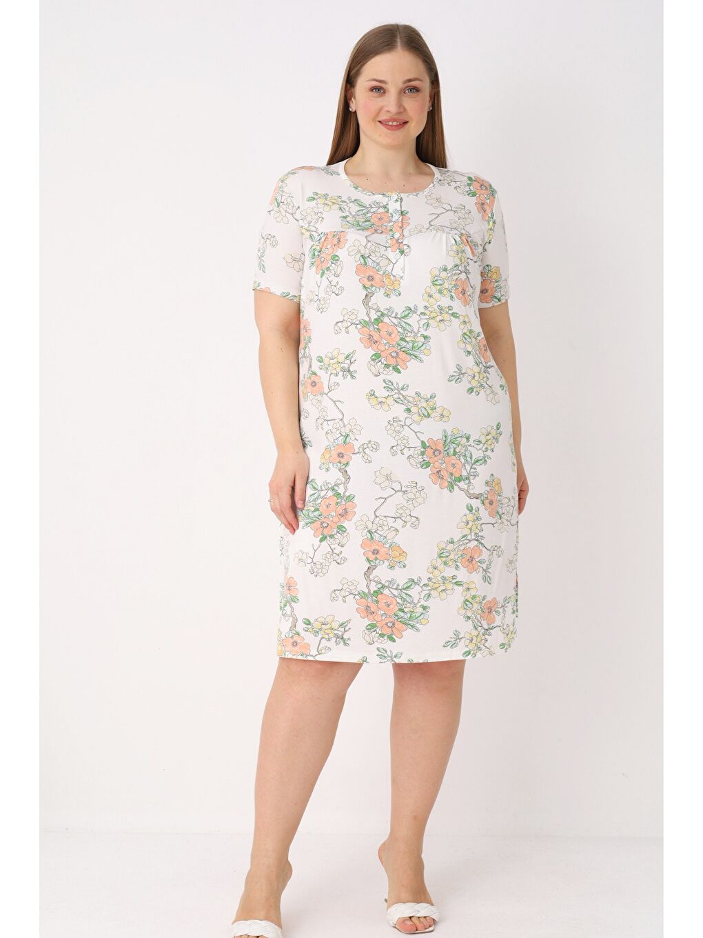 Beyaz Kadın Büyük Beden Desenli Düğmeli Kısa Kollu Elastanlı Gecelik-1