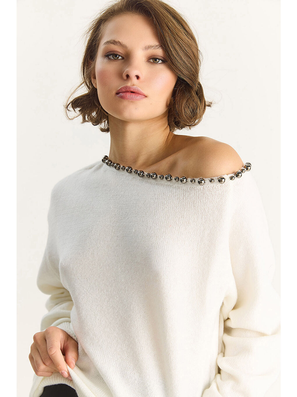 Beyaz Kadın Taş İşleme Detaylı Tek Omuz Triko Kazak TK-1