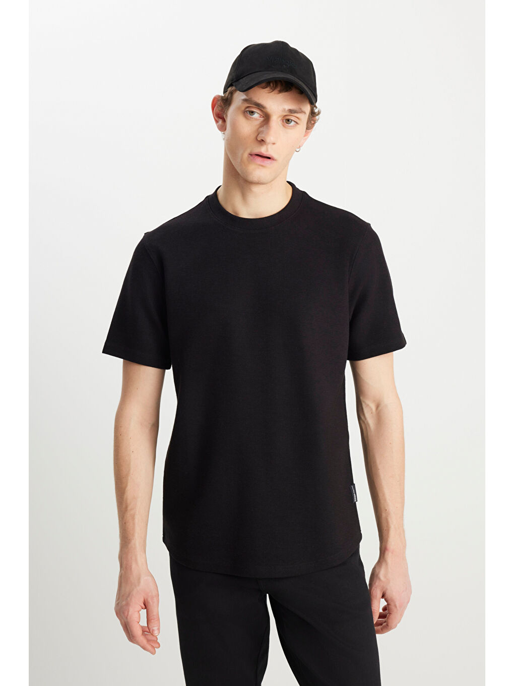 Relaxed Fit Geniş Kesim Bisiklet Yaka Siyah Dokulu Basic Tişört