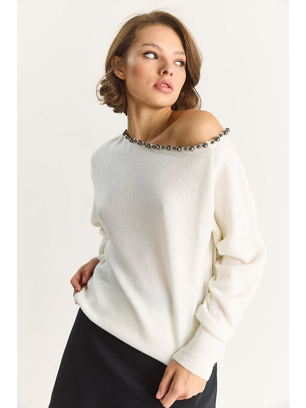 Beyaz Kadın Taş İşleme Detaylı Tek Omuz Triko Kazak TK-2