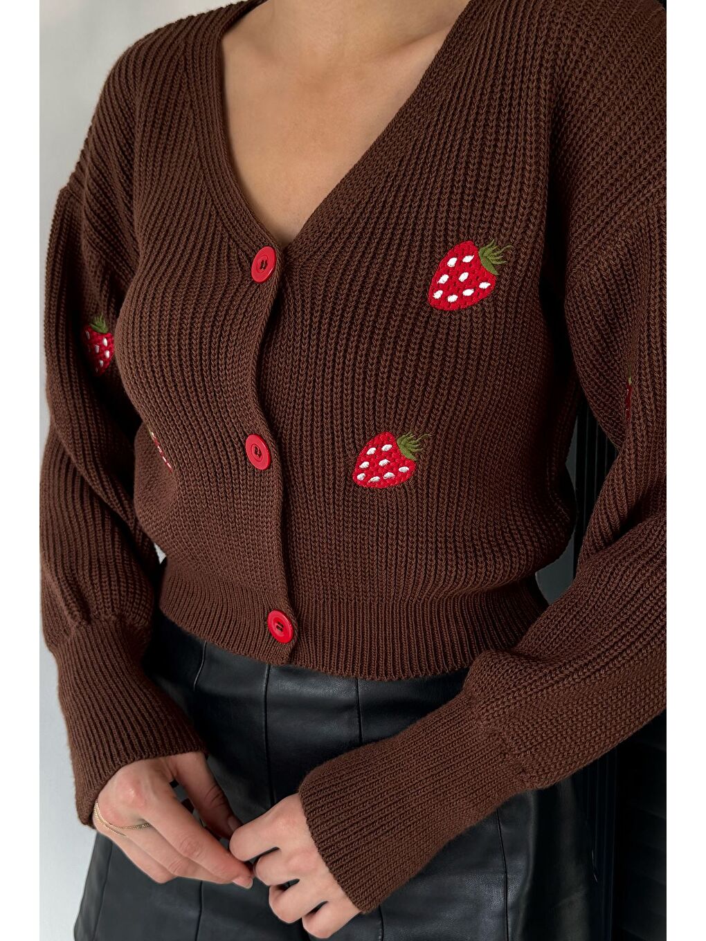 Kahverengi Çilek Desenli Triko Hırka-1