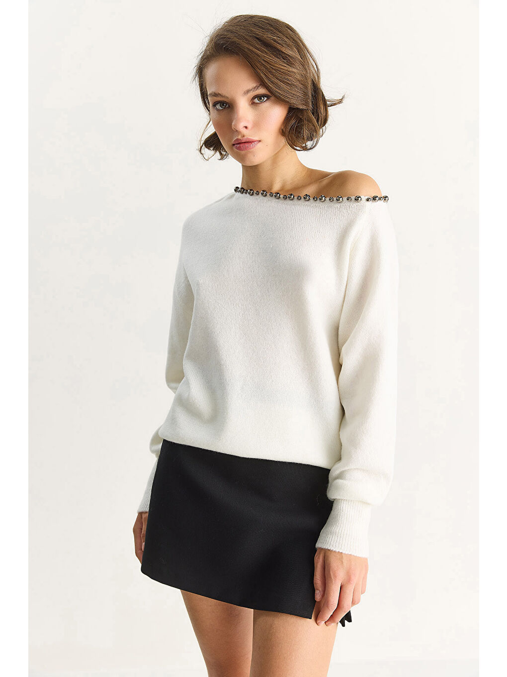 Beyaz Kadın Taş İşleme Detaylı Tek Omuz Triko Kazak TK-4