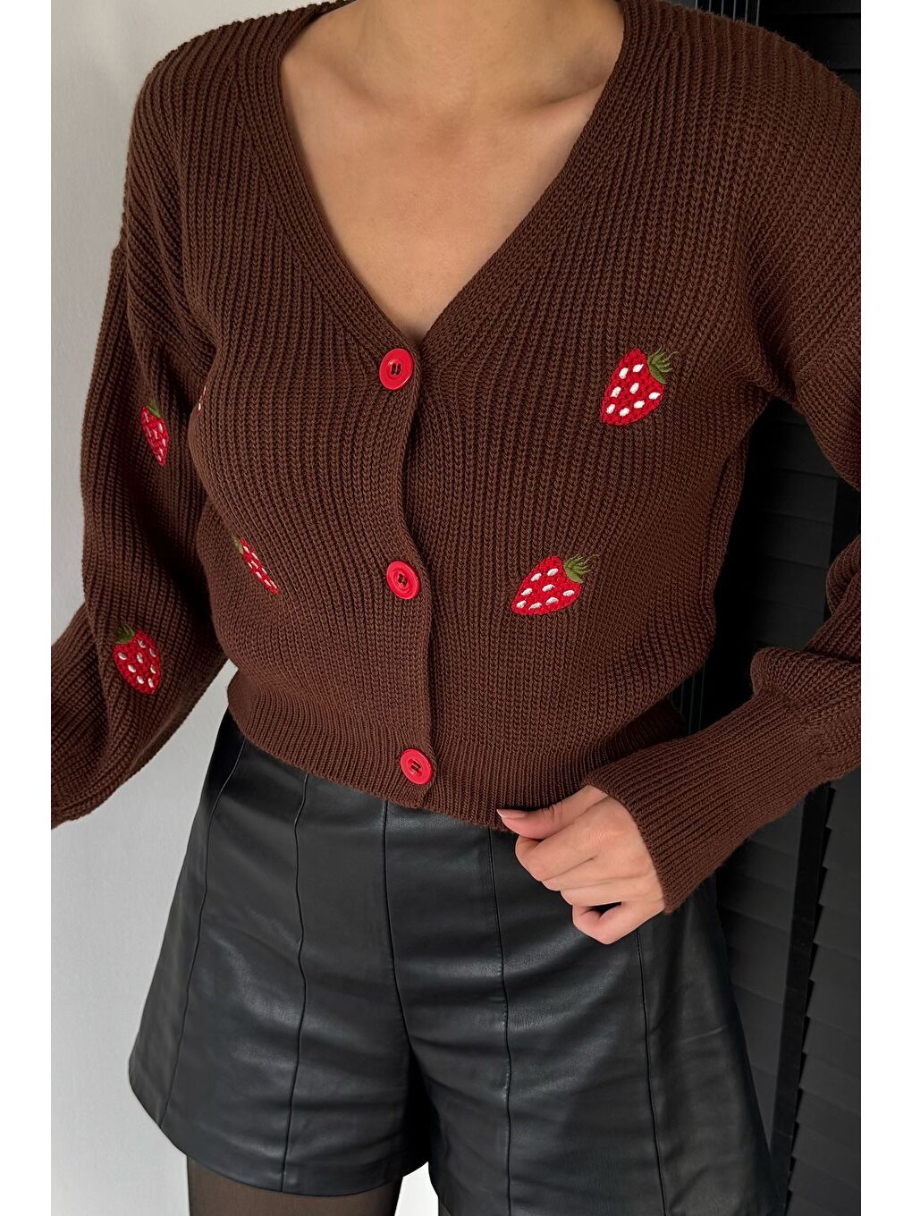 Kahverengi Çilek Desenli Triko Hırka-2