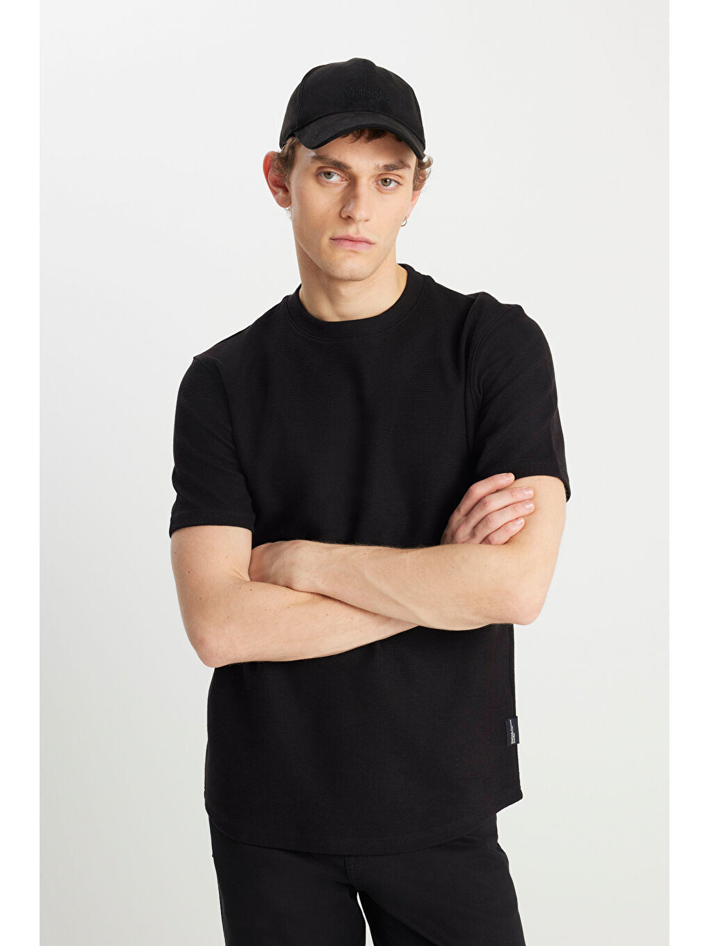 Relaxed Fit Geniş Kesim Bisiklet Yaka Siyah Dokulu Basic Tişört-1